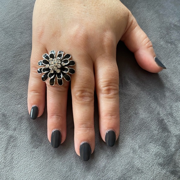 Black Floral Vintage-Inspired Ring - Picture 3 of 7